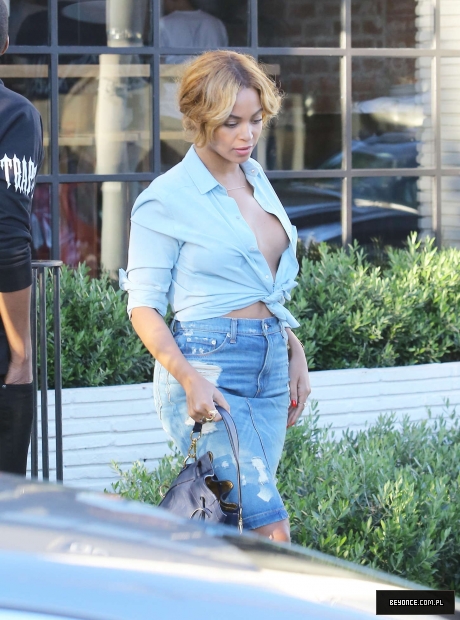 Beyonce-in-Jeans-Shirt--08.jpg