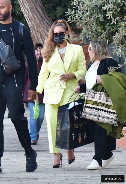 beyonce-out-in-venice-10-17-2021-1.jpg