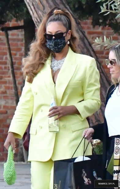 beyonce-out-in-venice-10-17-2021-2.jpg