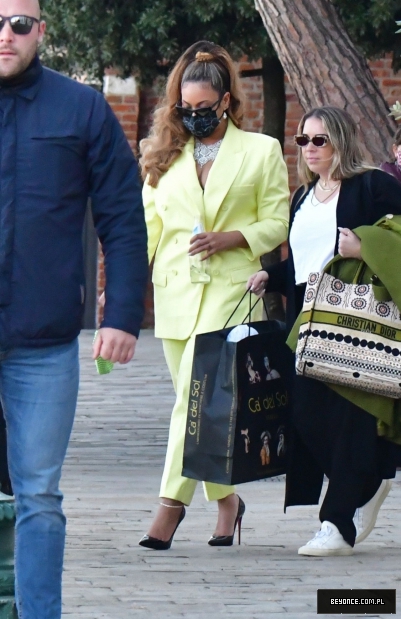 beyonce-out-in-venice-10-17-2021-4.jpg