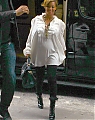 Beyonce_Knowles_arrives_at_her_office_New_York_City-09.JPG